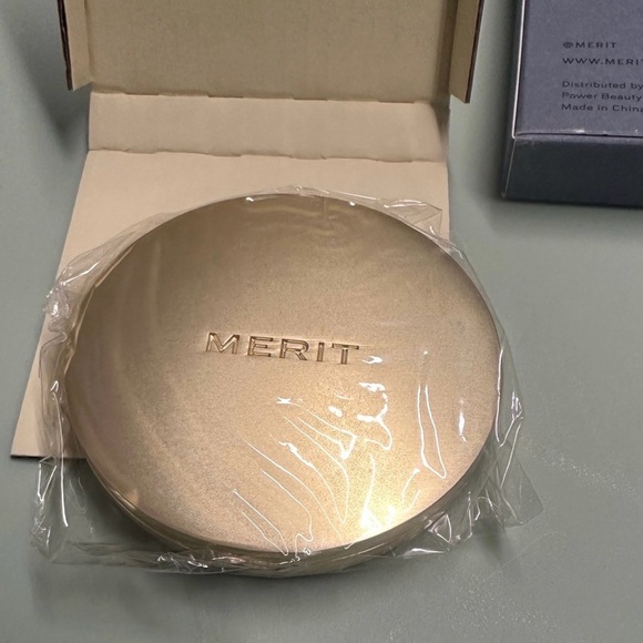 Merit Beauty Limited Edition The Compact Mirror - Picture 3 of 5